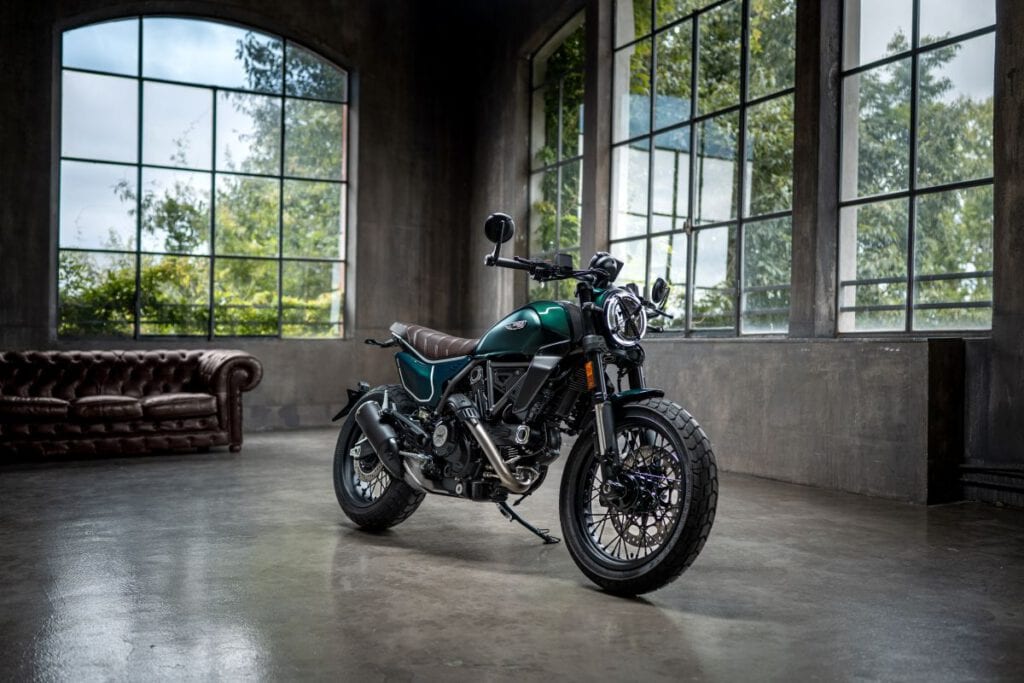 Ducati Scrambler Nightshift Emerald Green Lifestyle Bild seitlich schräg in Wohnung