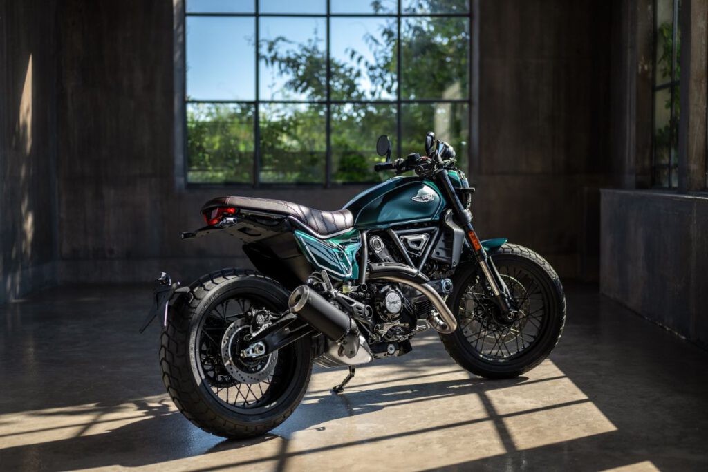 Ducati Scrambler Nightshift Emerald Green Lifestyle Bild seitlich schräg in Wohnung Detailansicht