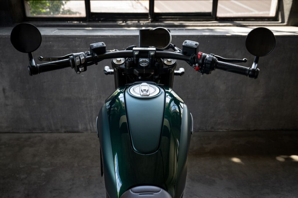 Ducati Scrambler Nightshift Emerald Green Lifestyle Bild seitlich schräg in Wohnung Detailansicht Front von oben
