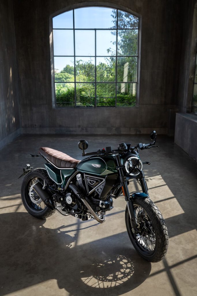 Ducati Scrambler Nightshift Emerald Green Lifestyle Bild seitlich schräg in Wohnung Detailansicht von vorne