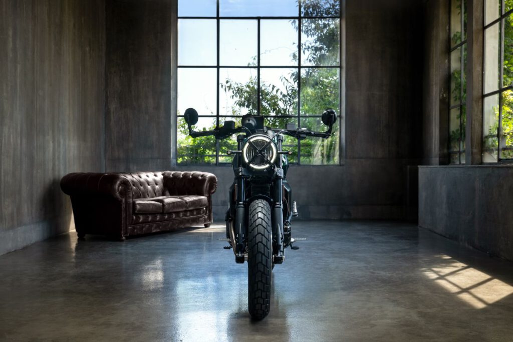 Ducati Scrambler Nightshift Emerald Green Lifestyle Bild seitlich schräg in Wohnung Detailansicht von vorne Licht