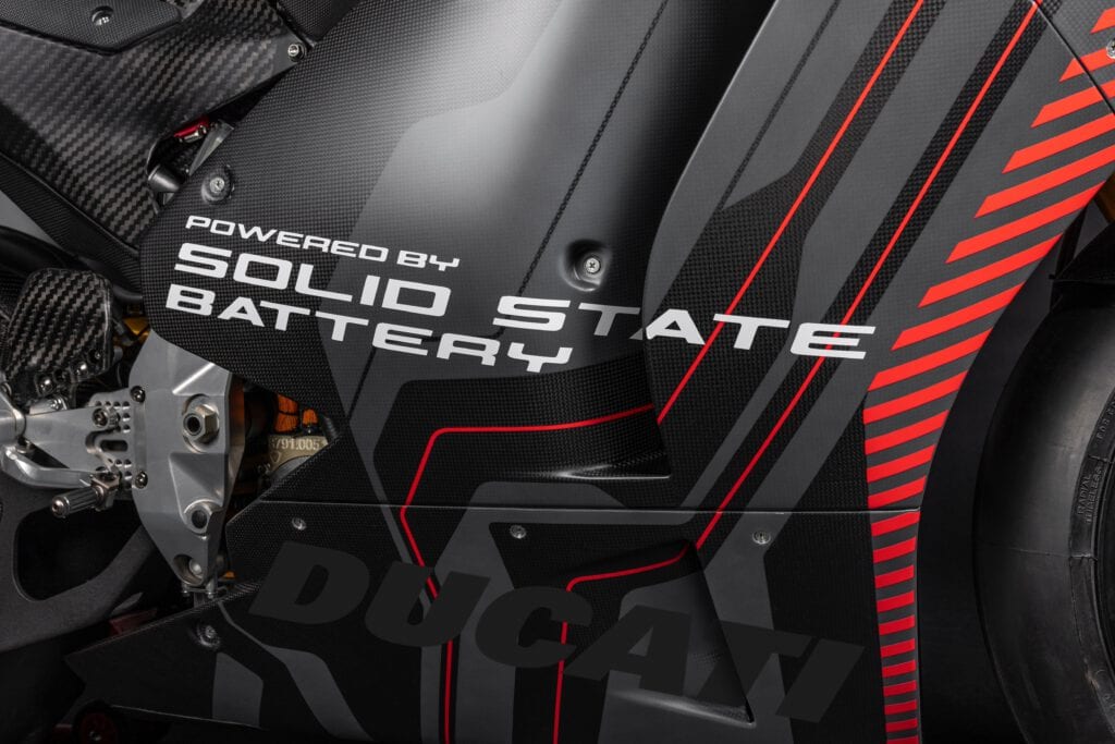 Ducati V21L mit Festkörperbatterien: Elektroforschung auf der Überholspur 2 Ducati V21L Proto IAA 2025 Detailansicht Batterie