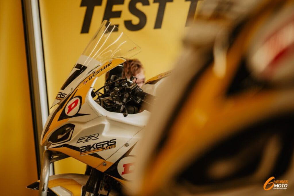 Dunlop Test Team: Innovative Entwicklung unter Rennbedingungen 2 Dunlop Test Team Motorrad Nahaufnahme