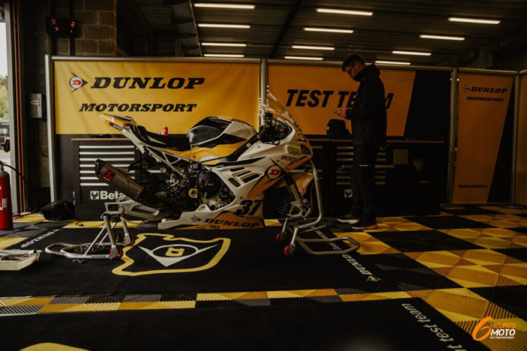 Dunlop Test Team: Innovative Entwicklung unter Rennbedingungen 3 Dunlop Test Team Motorrad auf Ständer