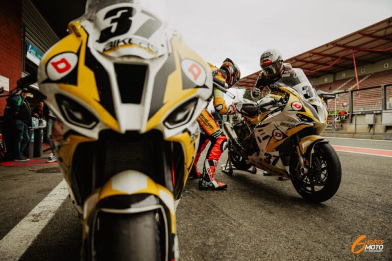 Dunlop Test Team beim Start auf der Rennstrecke