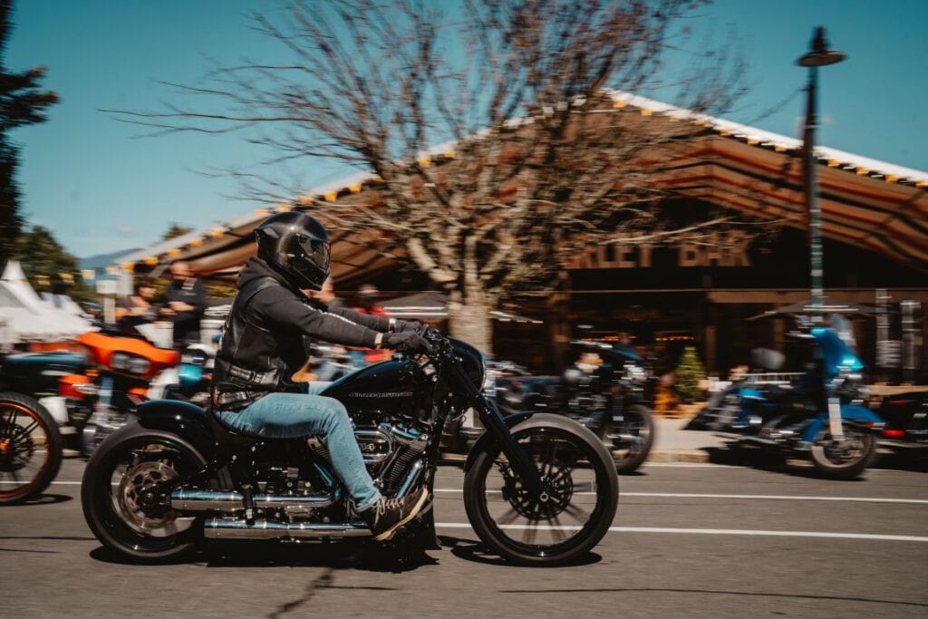 European Bike Week 2025 – Freiheit, Gemeinschaft und Custom Culture 8 European Bike Week 2025 Fahrer auf Motorrad vor der Harley-Bar