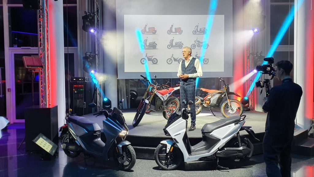Der Elektro-Zweiradhersteller HORWIN präsentiert die neuen Fun-Sport-Motorräder HT3 und HT5 sowie den neuen SK1 Elektroroller.