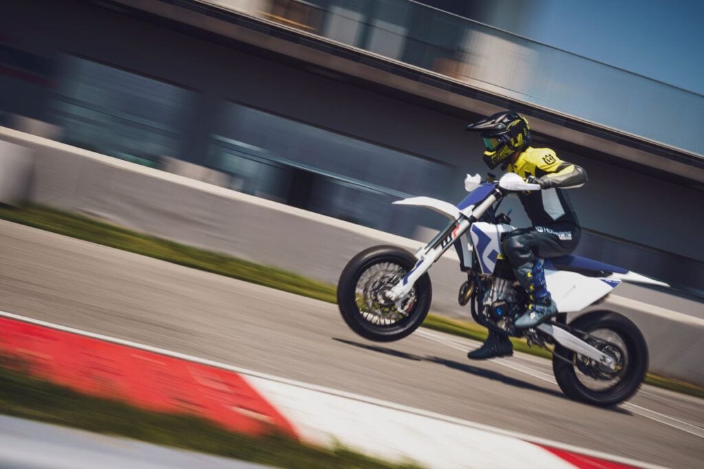 Husqvarna FS 450 2026: Die innovative Generation 5 Husqvarna FS 450 2026 auf der Rennstrecke