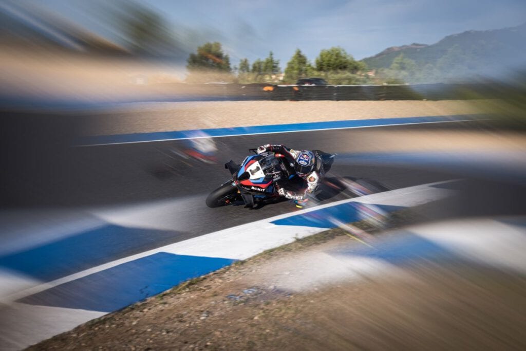 WorldSBK Estoril 2025 2 Fahrer auf der Rennstrecke bei WorldSBK Estoril 2025