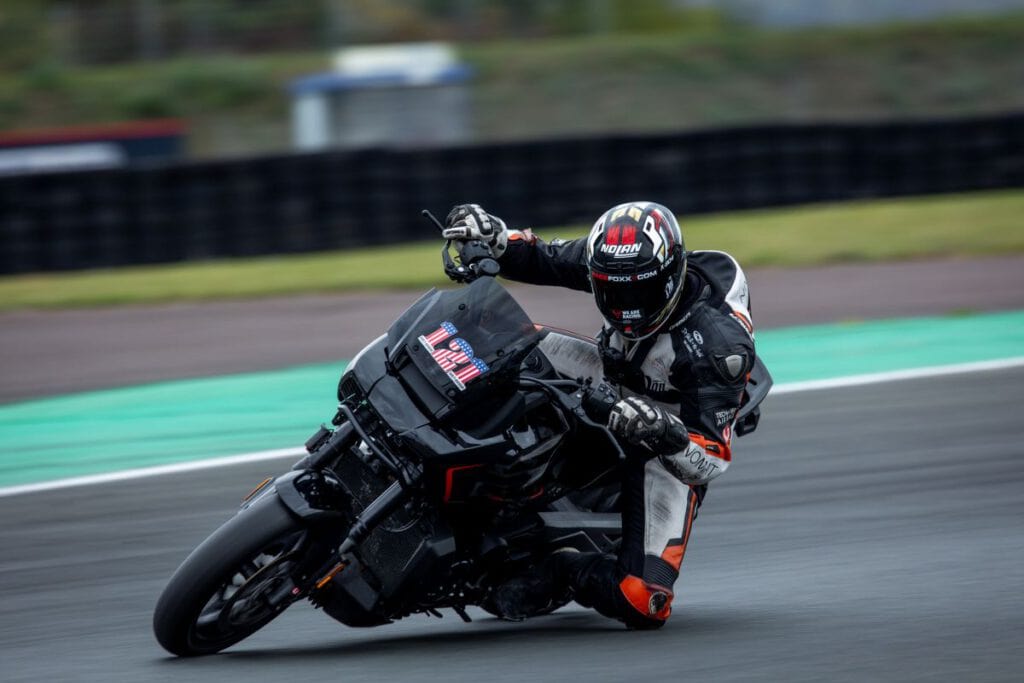 Fahrer beim Langstreckenrennen Oschersleben in Schräglage