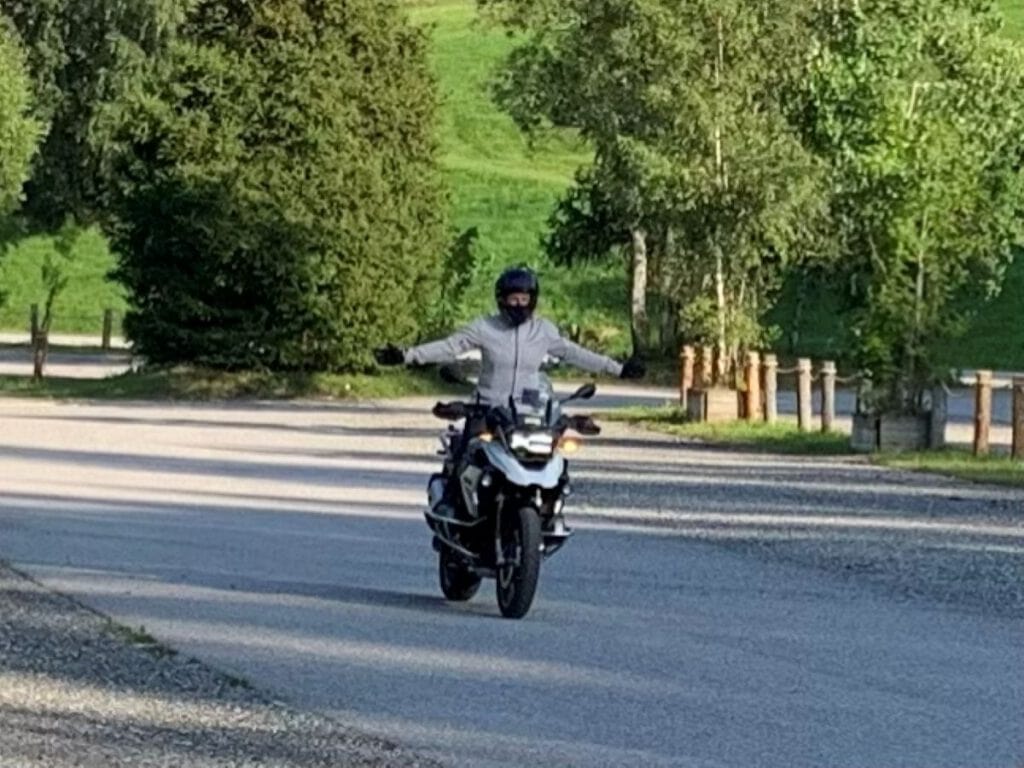 Ingrid – Zwischen Mentaltraining, Maschine und Mindset 2 Fahrerin freihändig