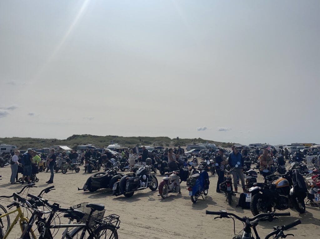 Motorradtour von Flensburg zur Insel Rømø: Ein Abenteuer von Norddeutschland nach Dänemark mit spontaner Landung auf dem Moto Festival.