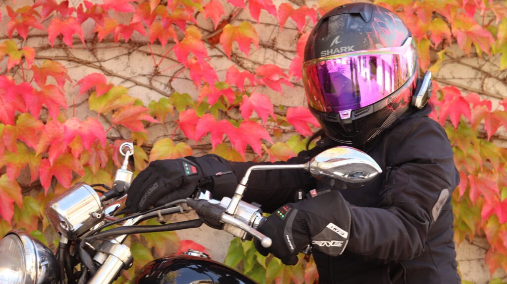  Five HG3 Evo WP Woman Beheizbare Handschuhe Tragebild Margit Vogel vor Herbstlaub