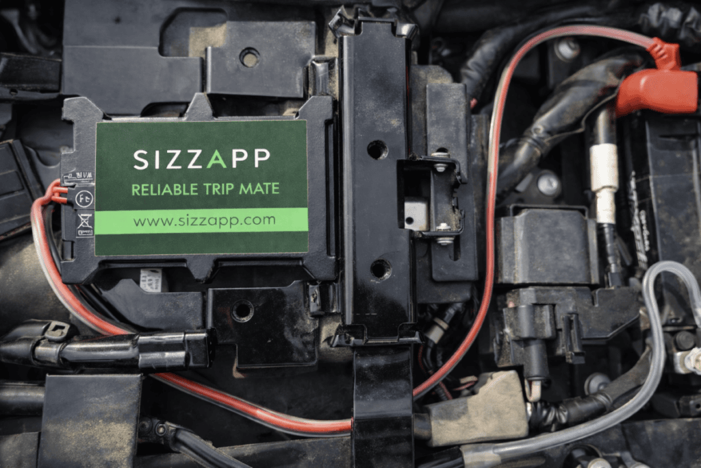 Sizzapp GPS-Tracker im Motorraum