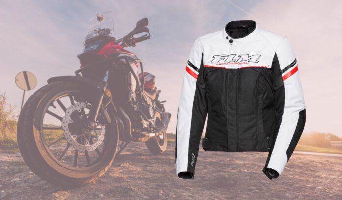 Eine günstige Motorrad Textilkombi für sportliches Touring bietet die FLM Traction für Damen & Herren. Wasserdichtigkeit, Atmungsaktivität & mehr.