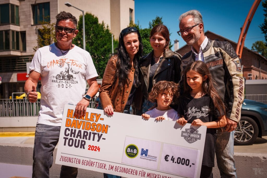 Kickoff der Harley-Davidson Charity-Tour (HDCT) mit rund 300 Harleys in Wien. Spenden sammeln für Menschen mit Muskelerkrankung.