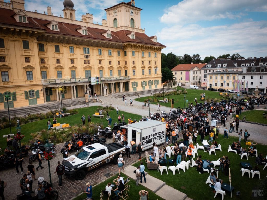 Kickoff der Harley-Davidson Charity-Tour (HDCT) mit rund 300 Harleys in Wien. Spenden sammeln für Menschen mit Muskelerkrankung.