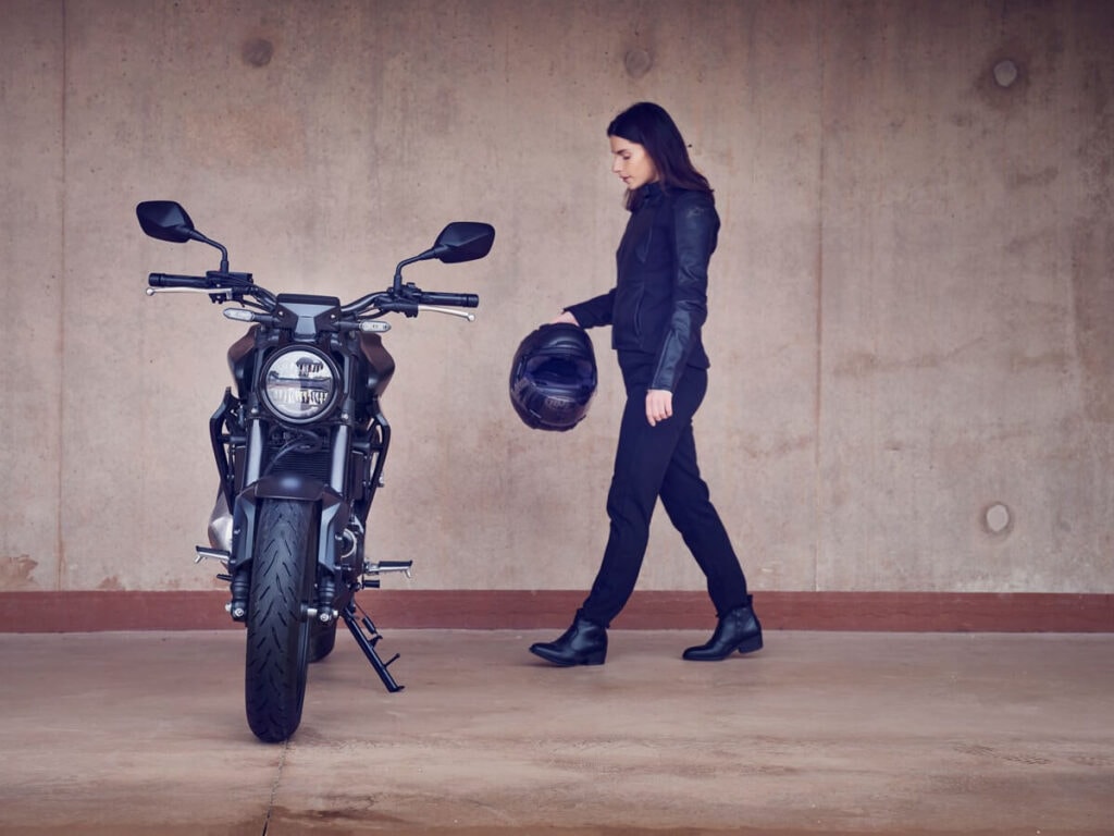 Die leichtgewichtige Honda CB300R im „Neo Sports Café“ Stil wurde auf das wesentliche reduziert und fokussiert sich auf noch mehr Fahrspaß.