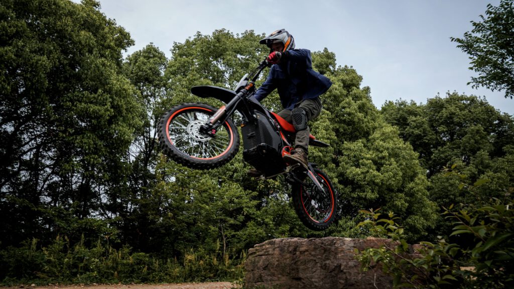 Der Elektro-Zweiradhersteller HORWIN präsentiert die neuen Fun-Sport-Motorräder HT3 und HT5 sowie den neuen SK1 Elektroroller.