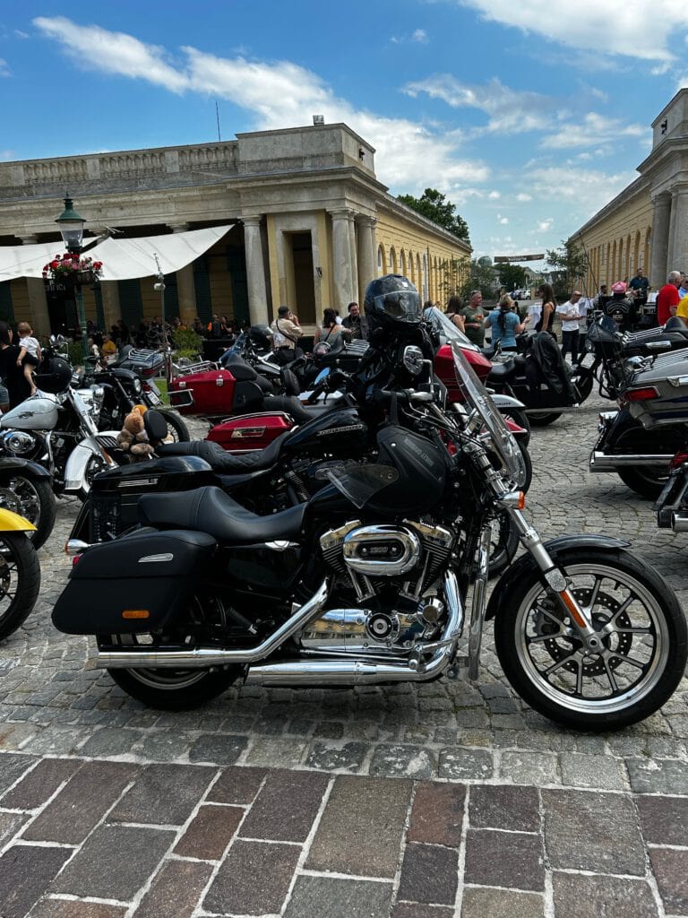 Kickoff der Harley-Davidson Charity-Tour (HDCT) mit rund 300 Harleys in Wien. Spenden sammeln für Menschen mit Muskelerkrankung.