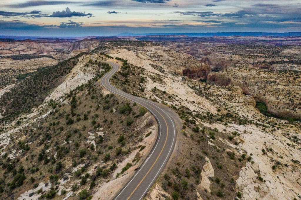 Utahs Scenic Byways – hier ist der Weg das Ziel 8 Hells Backbone aerial Utah Scenic Byways © Andrew Burr