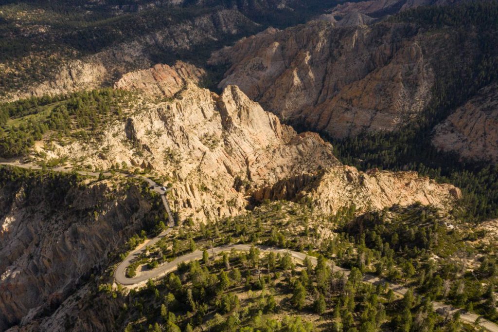 Utahs Scenic Byways – hier ist der Weg das Ziel 15 Hells Backbone von oben Utah Scenic Byways © Andrew Burr
