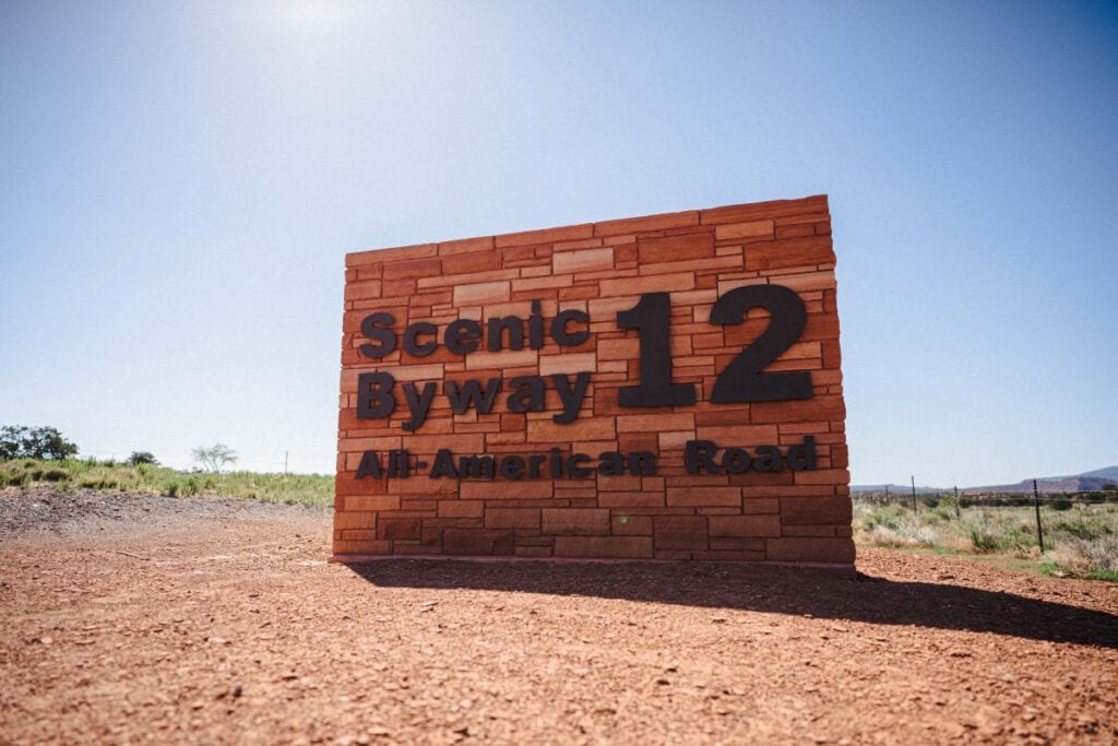 Utahs Scenic Byways – hier ist der Weg das Ziel 4 Highway 12 Schild Utah Scenic Byways © AustenDiamondPhotography