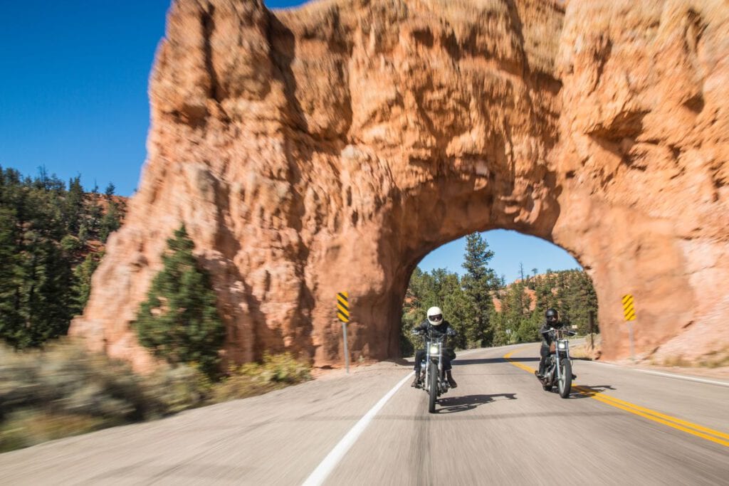 Utahs Scenic Byways – hier ist der Weg das Ziel 6 Highway 12 Utah Scenic Byways Motorradfahrer vor Felsentor © Michael Kunde