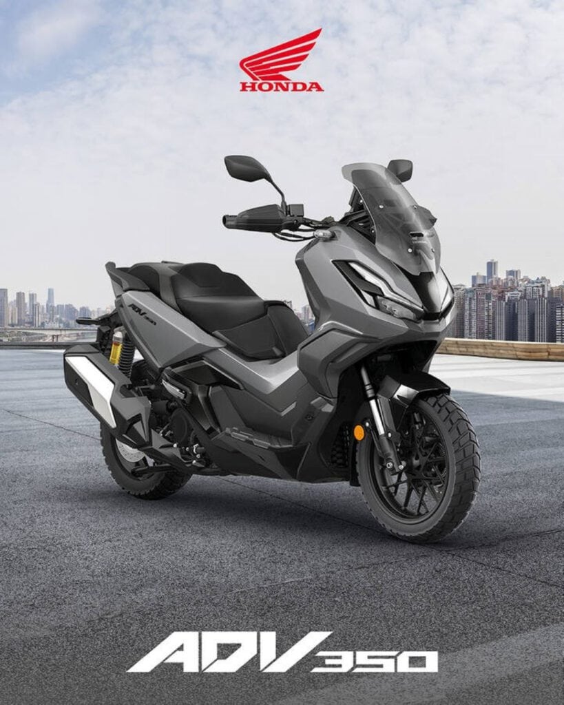 Honda ADV350 2026 – neue Farbpalette für Europas Bestseller über 300 cm³ 3 Honda ADV350 2026 grau vor Stadtkulisse