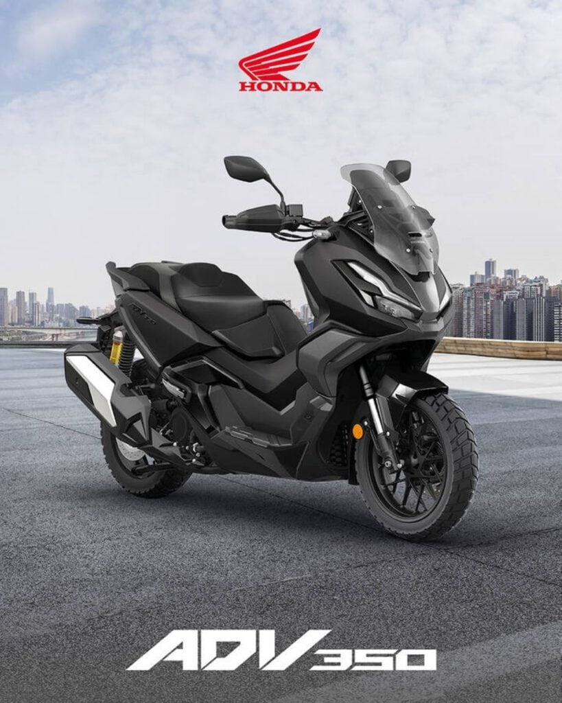 Honda ADV350 2026 – neue Farbpalette für Europas Bestseller über 300 cm³ 2 Honda ADV350 2026 schwarz vor Stadtkulisse