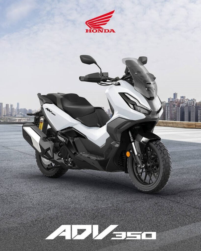 Honda ADV350 2026 – neue Farbpalette für Europas Bestseller über 300 cm³ 1 Honda ADV350 2026 weiß vor Stadtkulisse