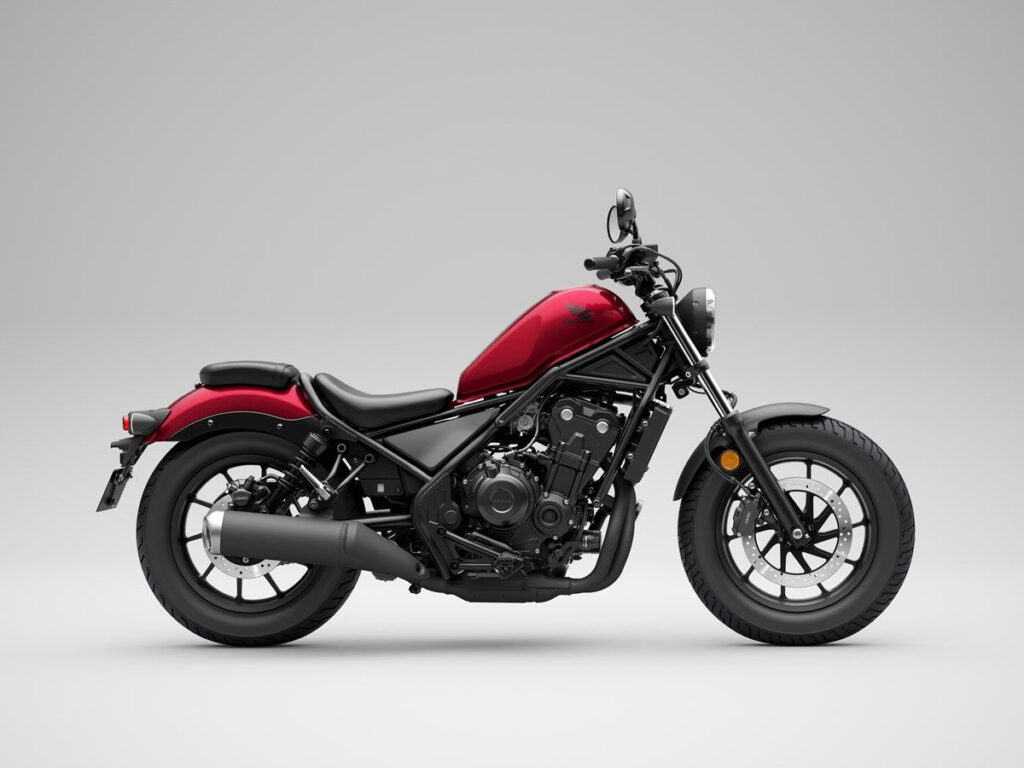 Honda CMX500 Rebel 2023 – Klassiker für die neue Generation 1 Honda CMX500 Rebel 2023 Seitenansicht rot schwarz