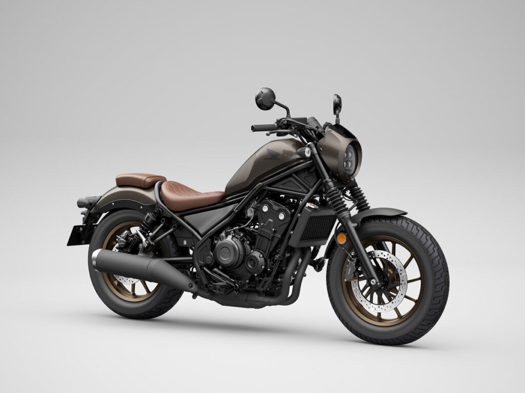 Honda CMX500 Rebel 2023 – Klassiker für die neue Generation 2 Honda CMX500 Rebel 2023 Seitenansicht schräg braun schwarz