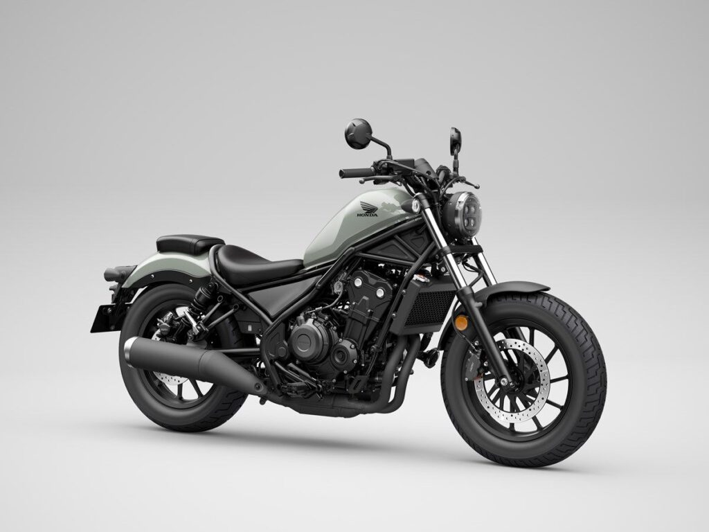 Honda CMX500 Rebel 2023 – Klassiker für die neue Generation 3 Honda CMX500 Rebel 2023 Seitenansicht schräg khaki schwarz