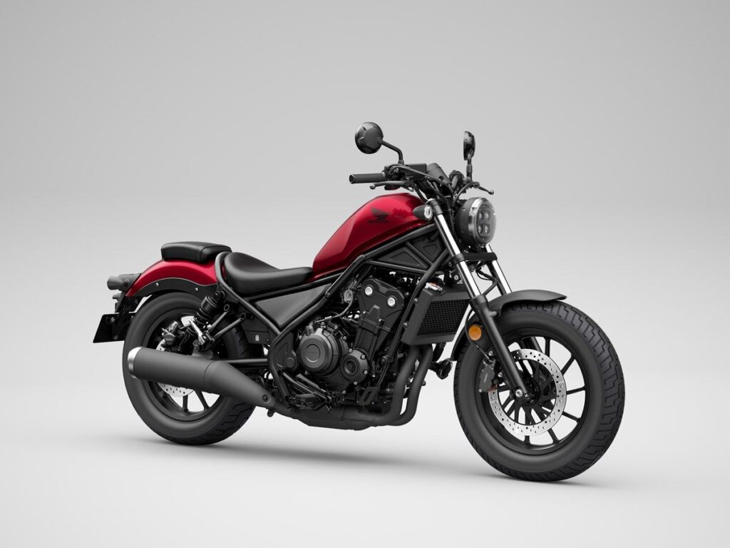 Honda CMX500 Rebel 2023 – Klassiker für die neue Generation 5 Honda CMX500 Rebel 2023 Seitenansicht schräg rot schwarz