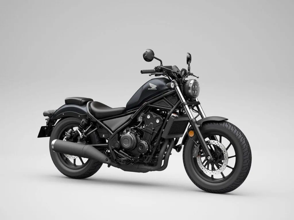 Honda CMX500 Rebel 2023 – Klassiker für die neue Generation 4 Honda CMX500 Rebel 2023 Seitenansicht schräg schwarz