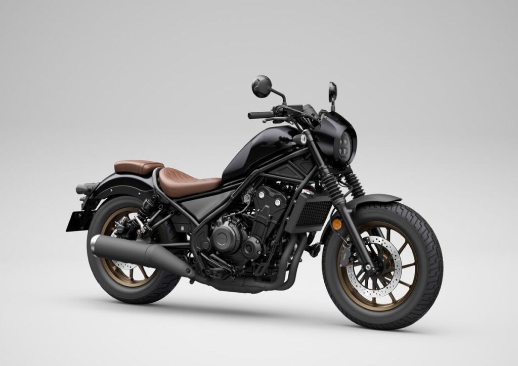 Honda CMX500 Rebel – Modelljahr 2024 2 Honda CMX500 Rebel 2024 Seitenansicht schräg schwarz-braun
