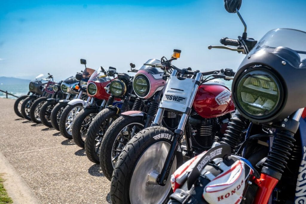 Honda feiert Custom-Kunst mit der neuen GB350S 1 Honda Customs 2025 alle Teilnehmenden am Strand Detailaufnahme