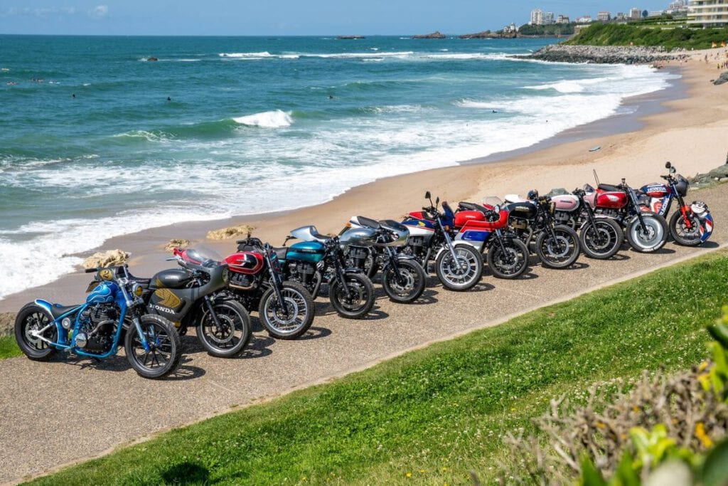 Honda feiert Custom-Kunst mit der neuen GB350S 2 Honda Customs 2025 alle Wettbewerbsbikes am Strand