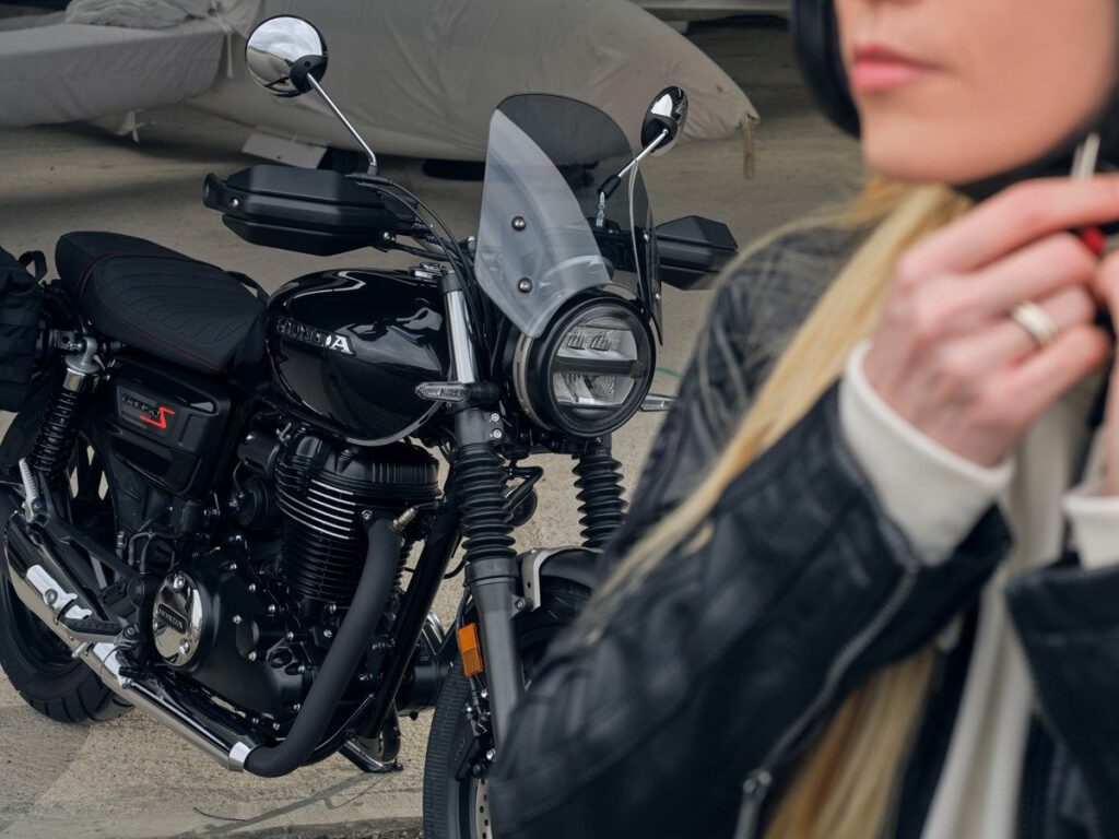 Honda GB350S – Zeitloser Roadster mit klassischem Charakter 7 Honda GB350S Frontalansicht schräg auf der Straße mit Fahrerin