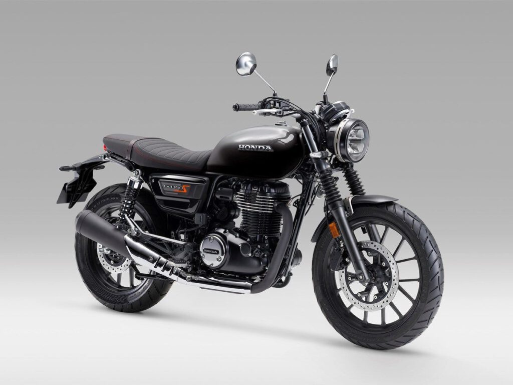 Honda GB350S – Zeitloser Roadster mit klassischem Charakter 5 Honda GB350S Modell schwarz Seitenansicht schräg
