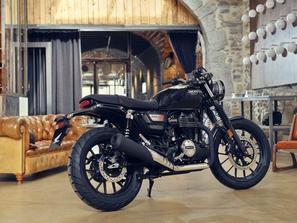 Honda GB350S – Zeitloser Roadster mit klassischem Charakter 1 Honda GB350S Seitenansicht schräg im Wohnzimmer