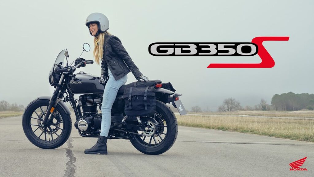Honda GB350S – Zeitloser Roadster mit klassischem Charakter 2 Honda GB350S mit Fahrerin auf der Landstraße