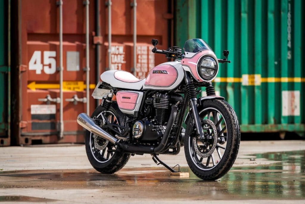 Honda GB350S rosa weiß schräg vor Containern