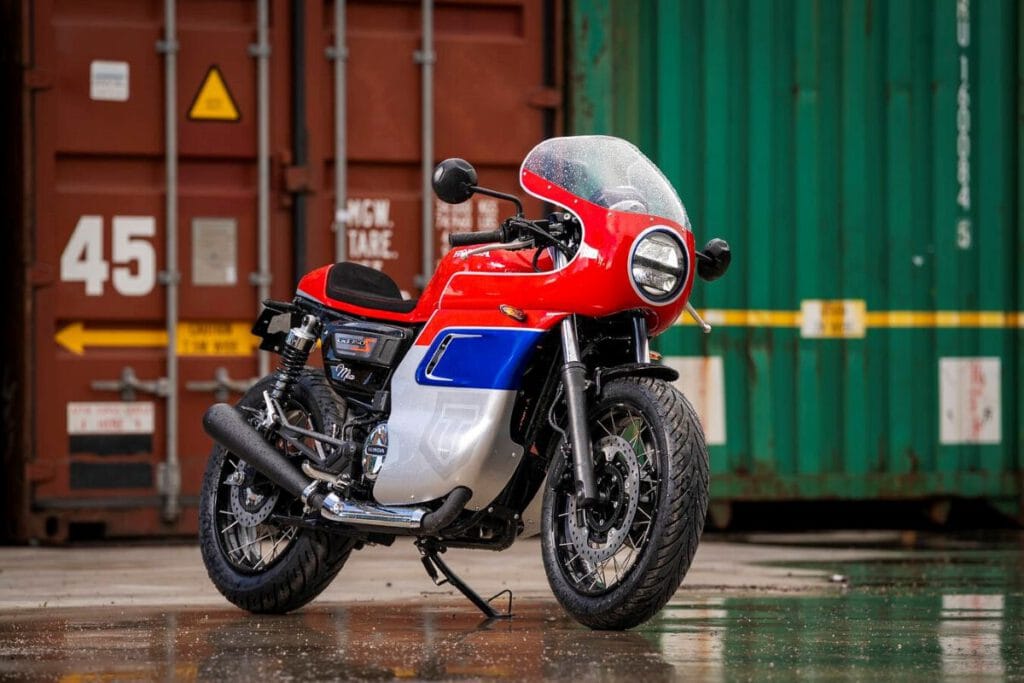 Honda GB350S rot weiß blau schräg vor Containern