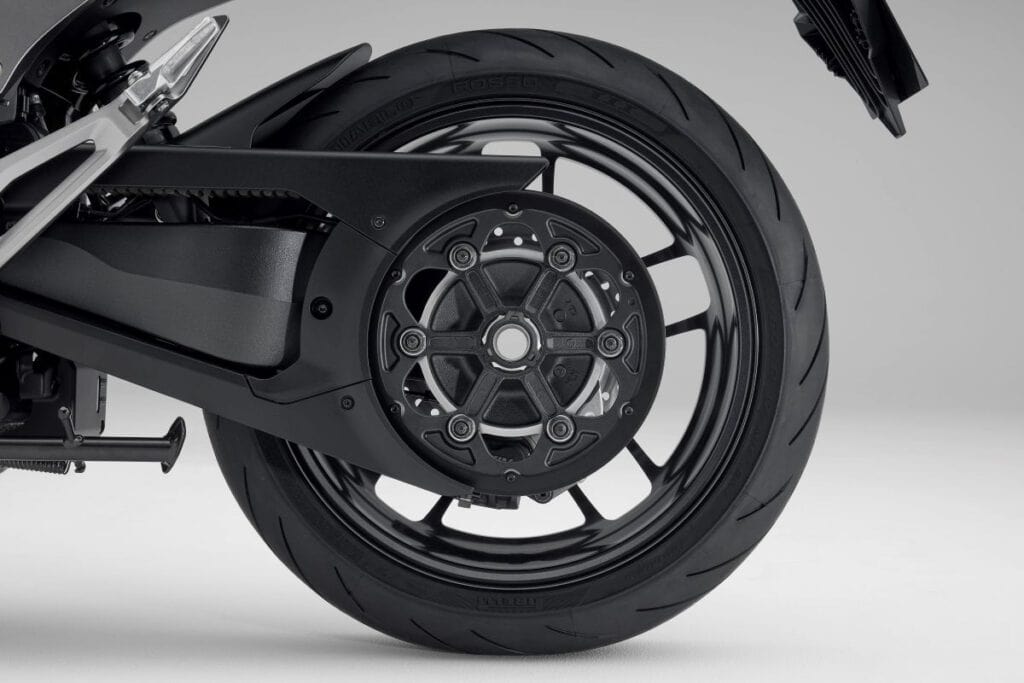 Honda WN7 Elektromotorrad dunkelgrün Detailansicht Reifen und Antrieb