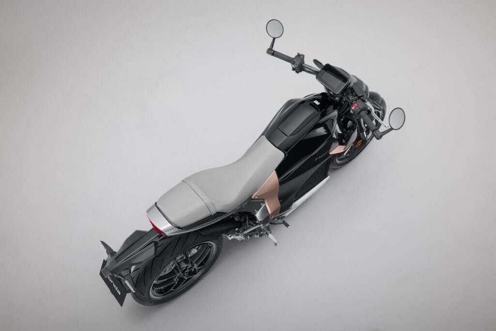 Honda WN7 Elektromotorrad rosegold Sicht von schräg oben