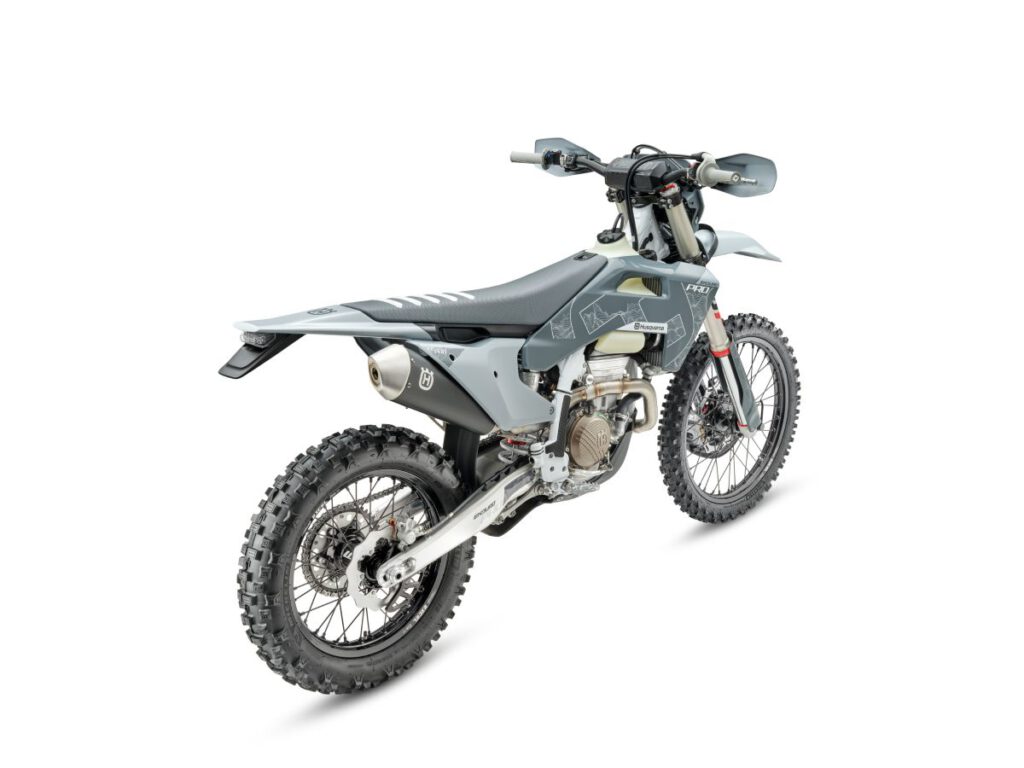 Husqvarna FE 350 Pro 2026_04 Schrägansicht hinten