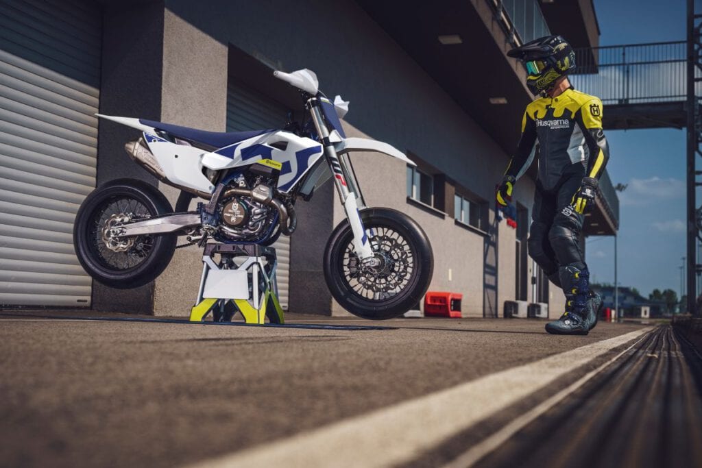 Husqvarna FS 450 2026 Standbild mit Fahrer, Seitenansicht