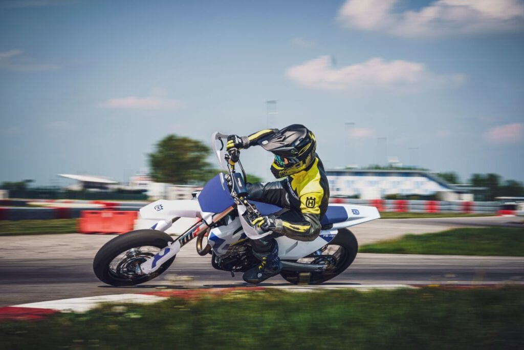 Husqvarna FS 450 2026 beim Fahrtraining Seitenansicht Schräglage